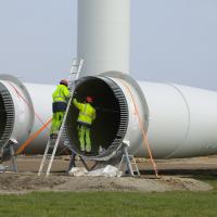 Arbejdere ved vindmøller